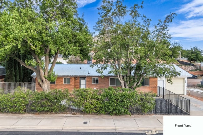 Building Photo - 726 N Valley View Dr