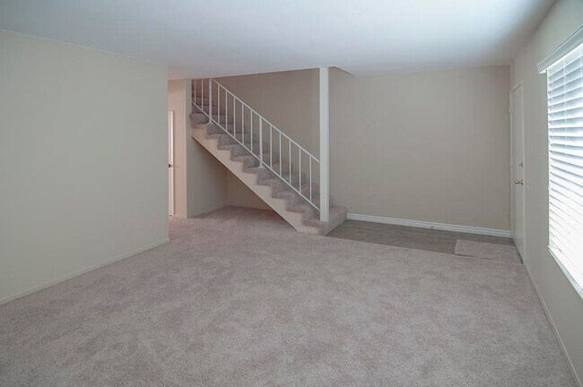 Building Photo - 493 Serento Cir