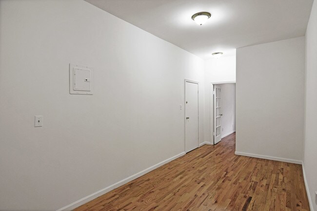 Building Photo - 15 N Henry St