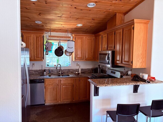 Foto del edificio - Mountain cabin with garage and fenced backyard