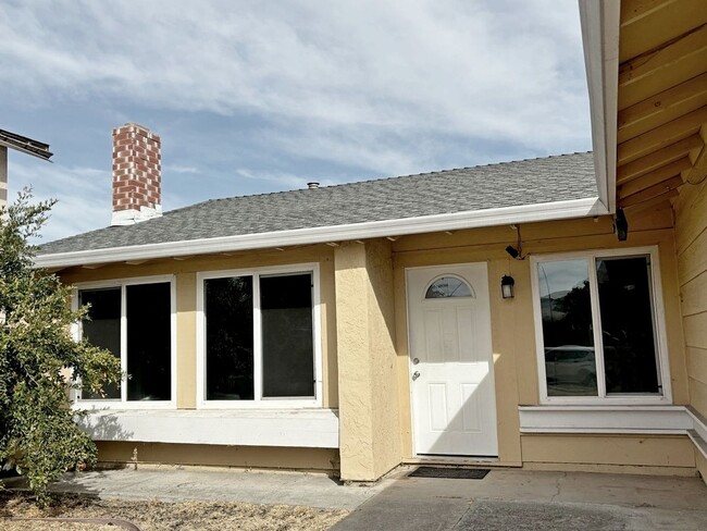 Building Photo - 3BR/2BA Single family home in a nice neigh...