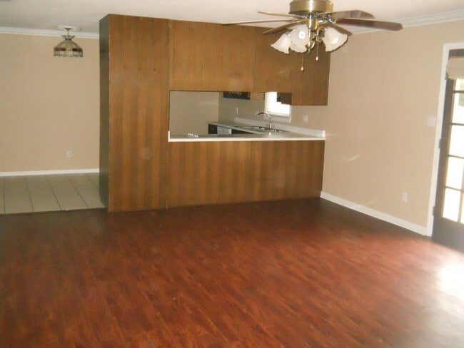 Building Photo - Cute home off Jerry Jones