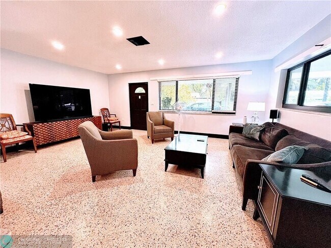 Foto del edificio - 2632 NE 10th Ave