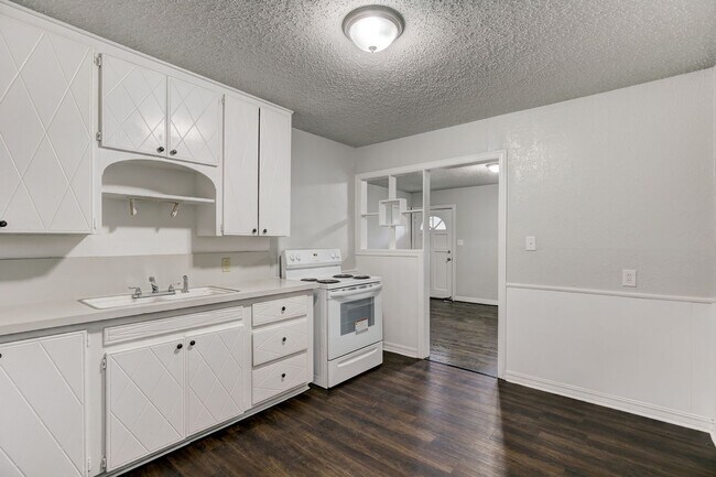 Foto del edificio - Updated 3 bedroom, 1 bath home with a 1 ca...