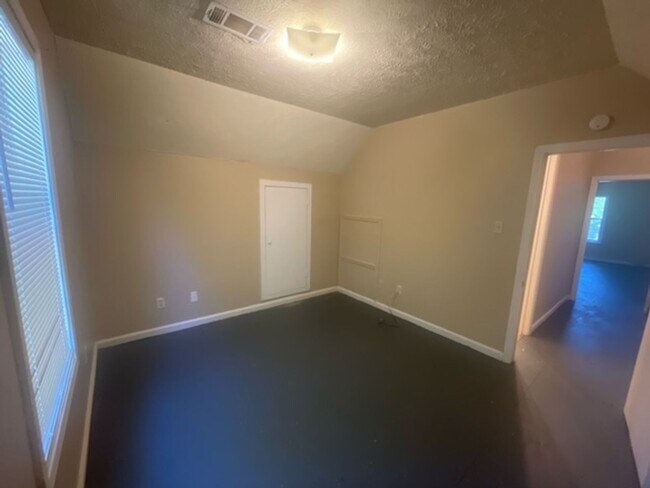 Building Photo - Renovated 3 Bedroom 2 Bath Home for Rent!