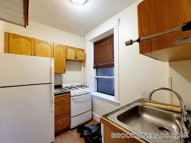 Building Photo - 352 Riverway