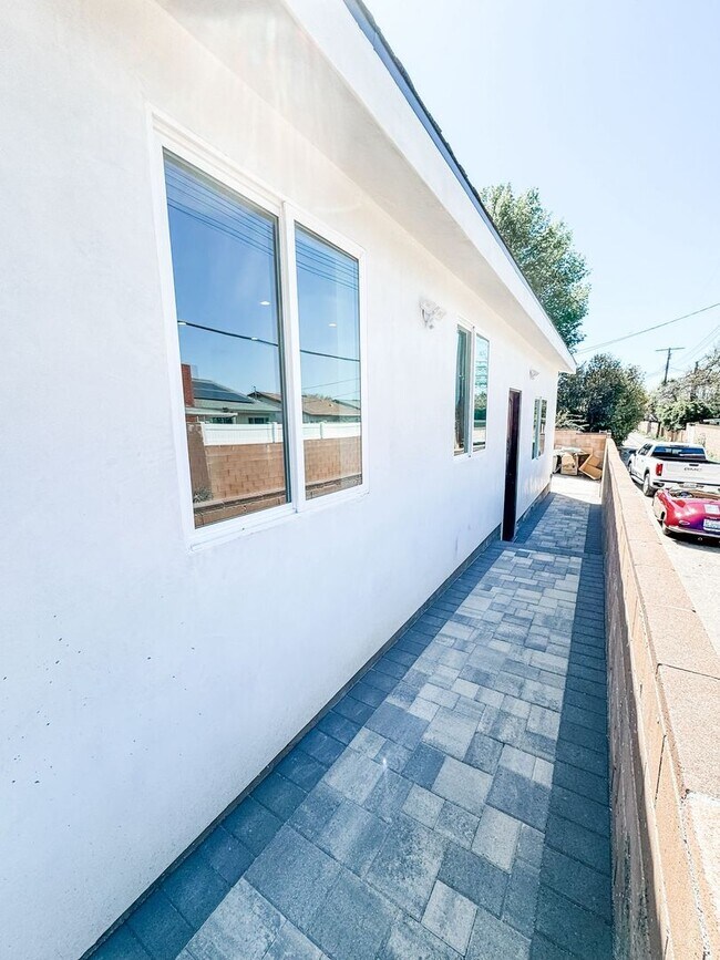 Foto del edificio - 9637 Corbin Ave