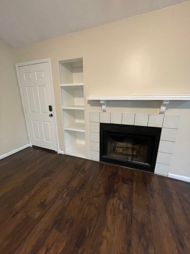 Building Photo - 909 Wentworth Ct