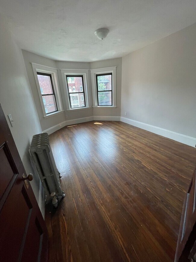 Building Photo - GORGEOUS BROOKLINE 3 BED, RECENTLY RENOVAT...