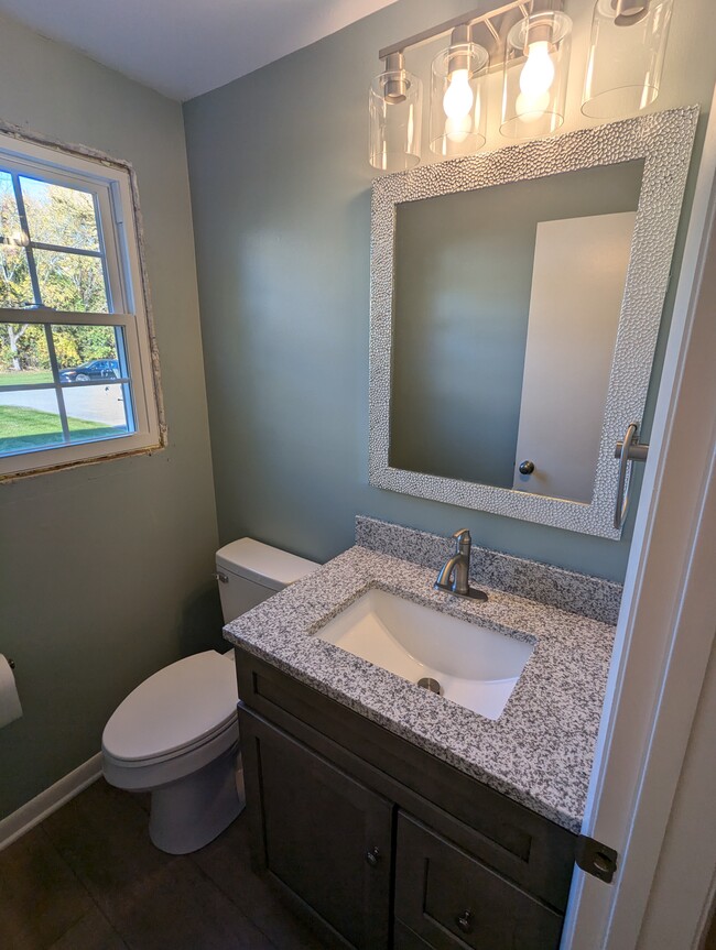 Powder room - 9 Willowick Dr