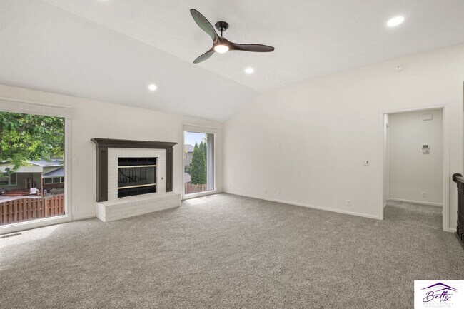 Foto del edificio - Available for a June Move-in Date.