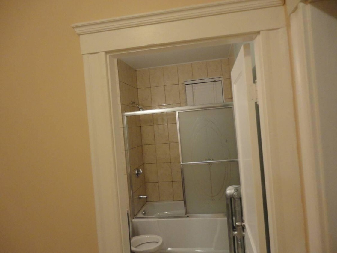 Bathroom - 93 Nightingale St