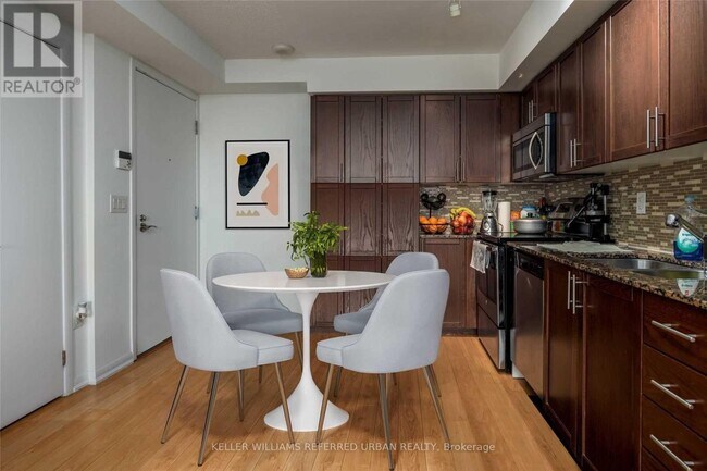 Photo du bâtiment - 830 Lawrence Ave W