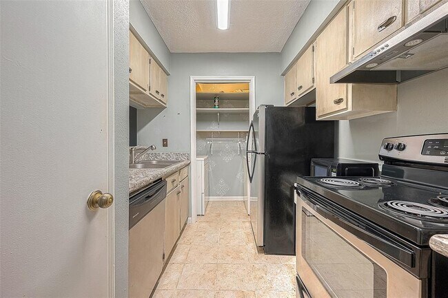 Building Photo - 700 Thicket Ln
