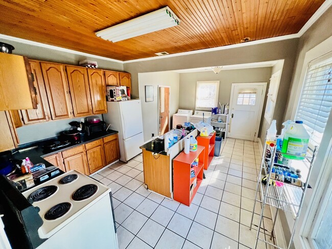 Kitchen - 3281 Spottswood Ave