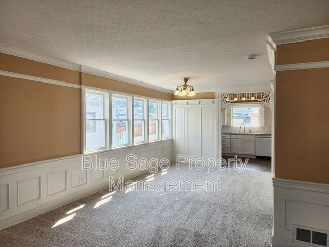 Building Photo - 534 W 5th St