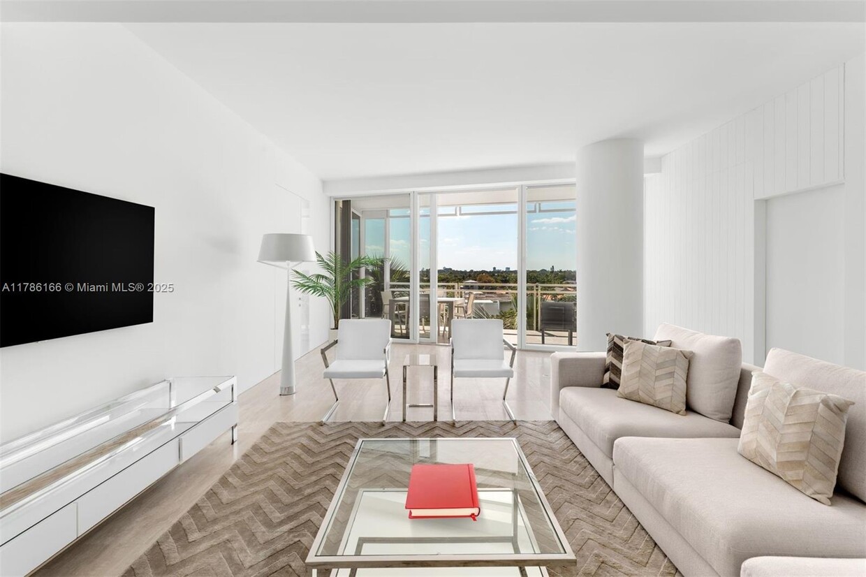 Primary Photo - 9001 Collins Ave