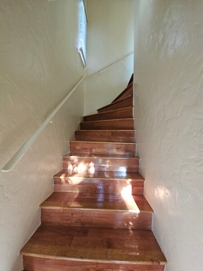 Escalera de caracol a la unidad - 504 N Sweetzer Ave