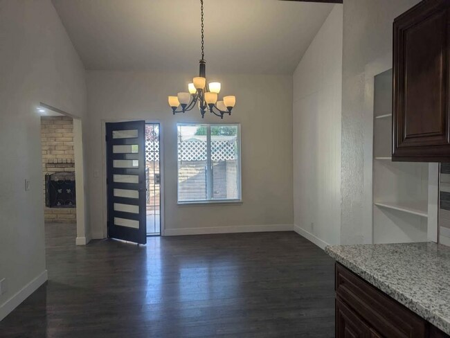 Foto del edificio - 5901 Moss Creek Cir