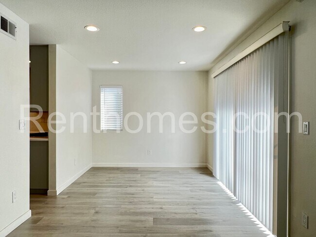 Building Photo - 10259 Parkdale Ave