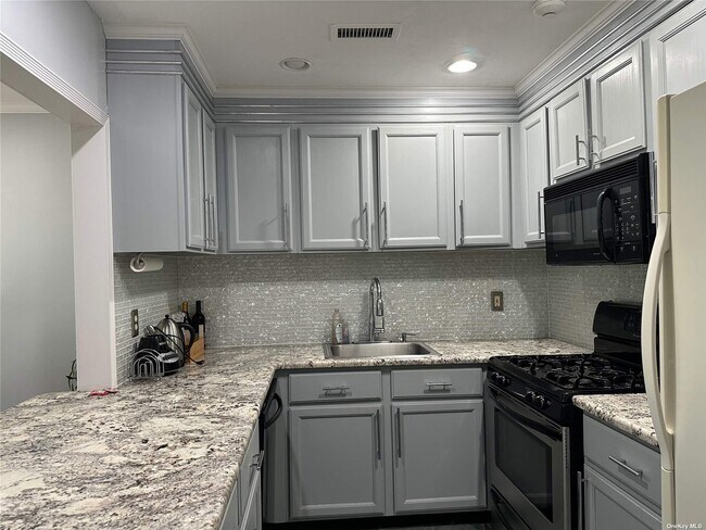 Building Photo - 802 Sara Cir