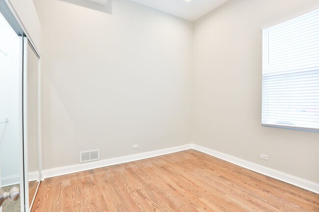 Foto del edificio - Gorgeous 1Bed in Logan Square! Condo Quality! In-Unit Laundry! Central Air! Stainless Steel!