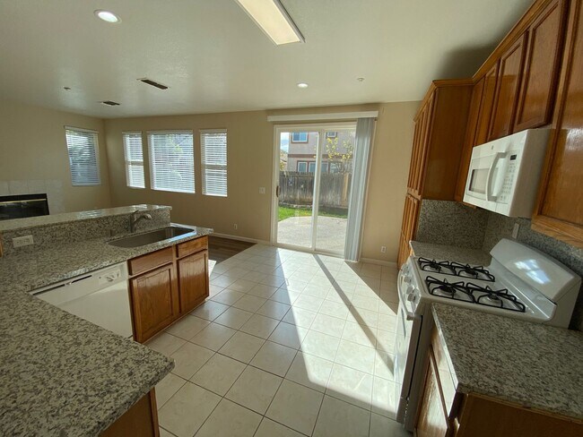 Foto del edificio - 4 Bed 3 Bath In Brentwood (Recently Updated)