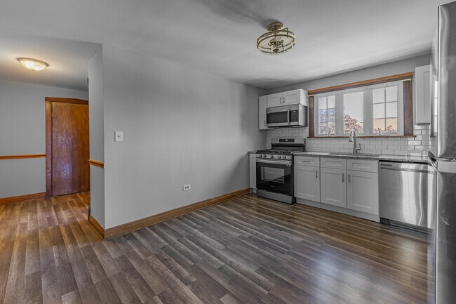 Building Photo - 5300 S Kilbourn Ave