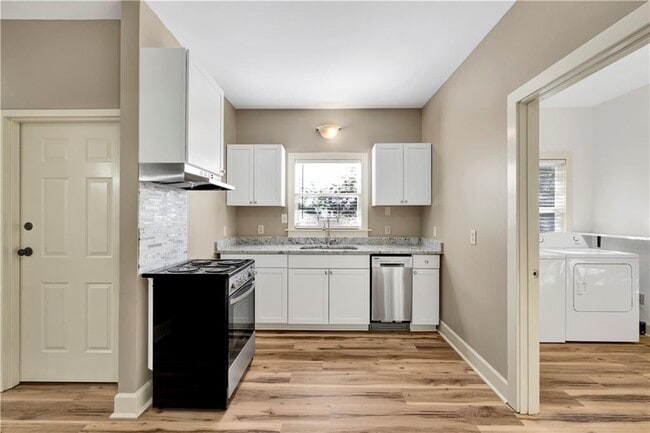 Building Photo - 305 Jackson St N