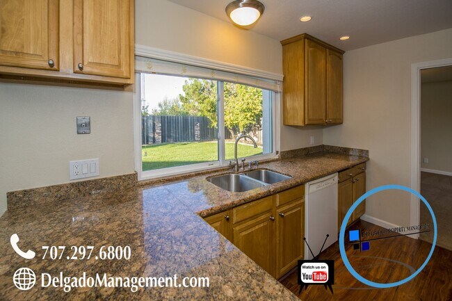Foto del edificio - Benicia 4 bedroom home backs up to open space