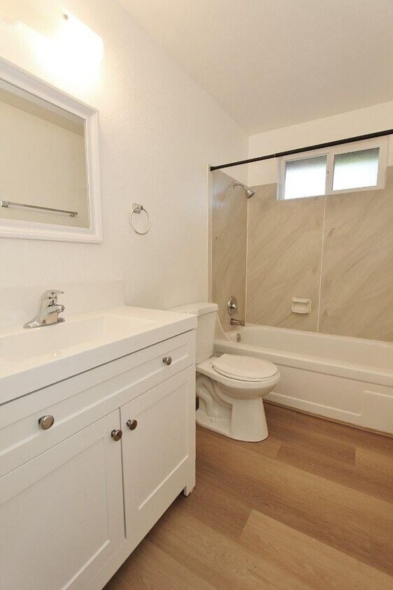 Foto principal - 2941-2943 W. Madison Ave