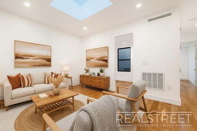Building Photo - Modern Renovated 2BR with Skylight & Private Balcony in Prime Crown Heights
