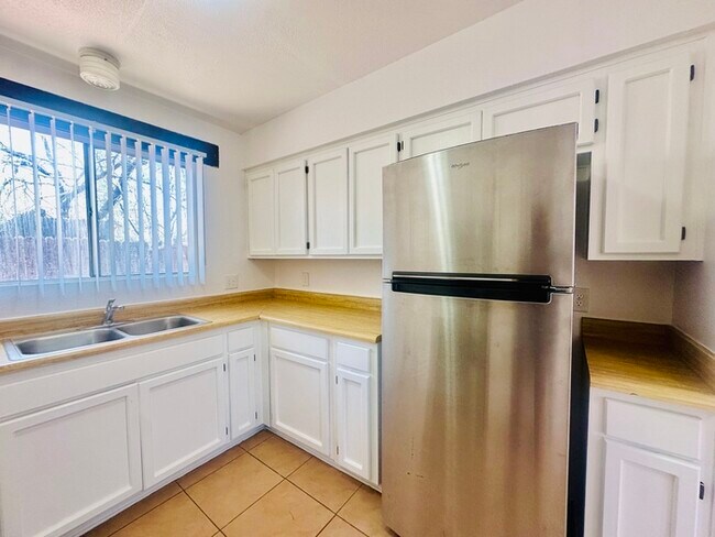 Foto del edificio - $500 Move In Special! Spacious Townhome St...