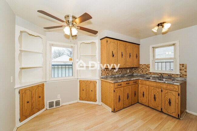 Building Photo - 14906 Kingsford Ave