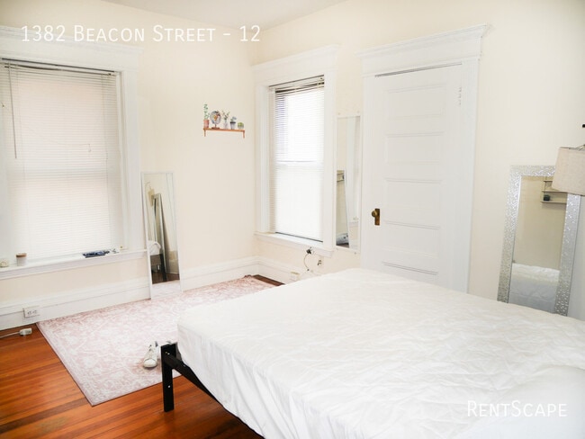 Building Photo - 1382 Beacon St