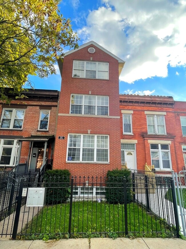 Building Photo - 2427 W Grenshaw St