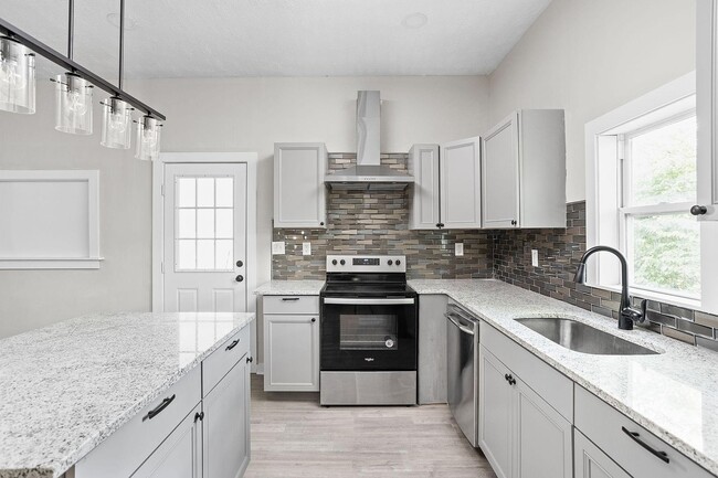 Building Photo - 2933 Winthrop Ave