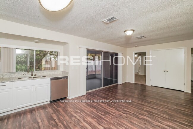 Foto del edificio - 1968 Radcliffe Dr E