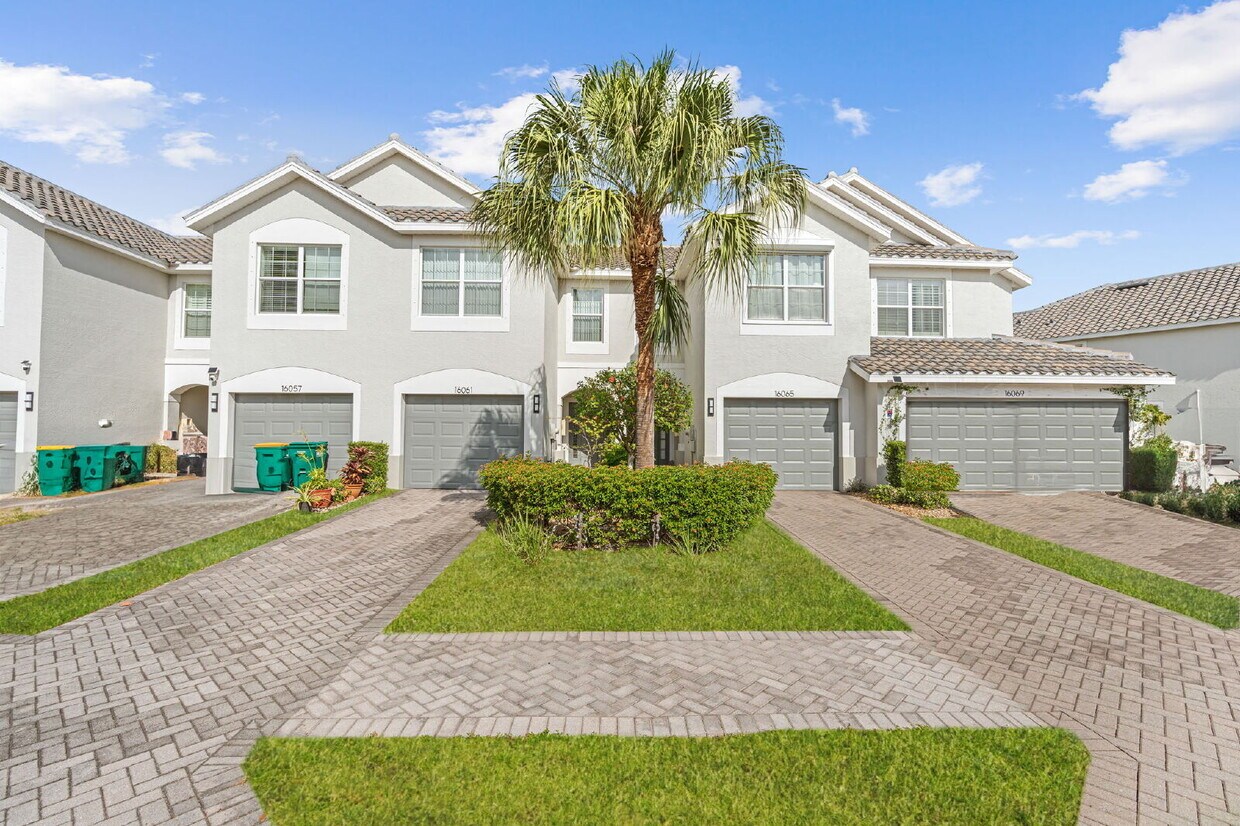 Primary Photo - Verona Point Townhome for annual rent