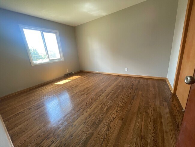 Foto del edificio - 2025 W Warnimont Ave