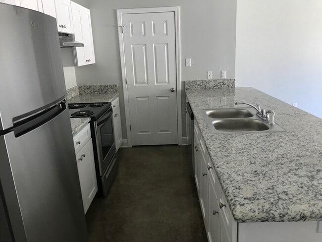 Granite counter tops with Stainless Appliances - 13496 E Adams Rd