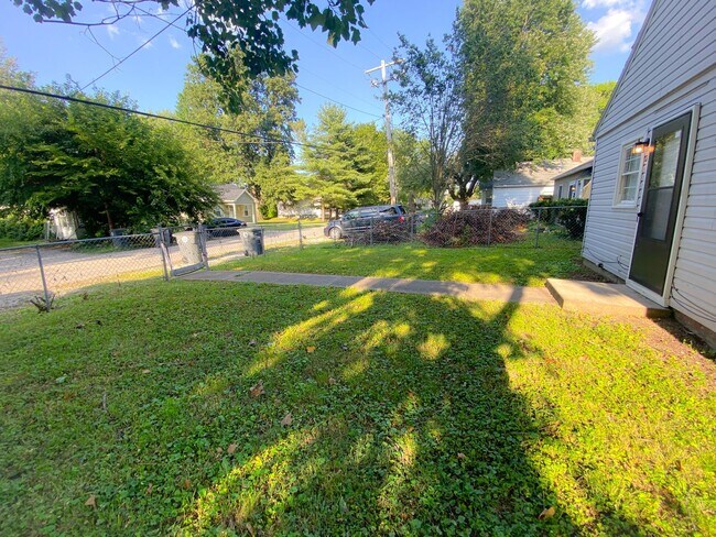 Building Photo - 3 Bedroom/1 Bathroom House For Rent