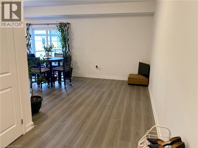 Building Photo - 205 W Oak Trl