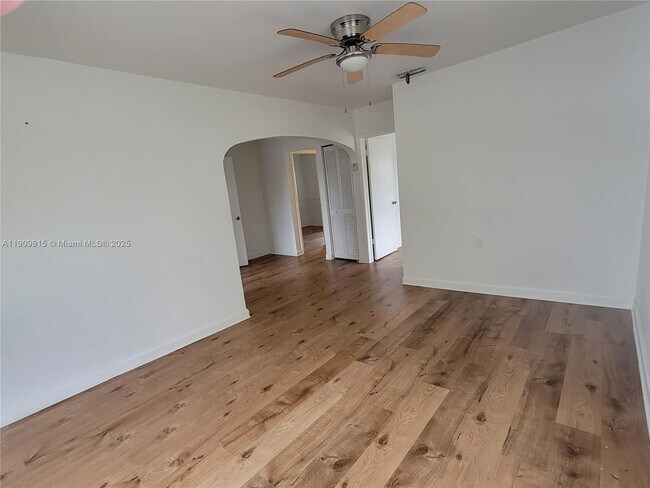 Foto del edificio - 3433 SW 12th St