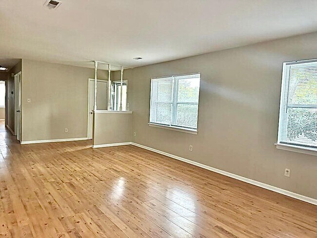 Building Photo - 8205 Meadowind Cir