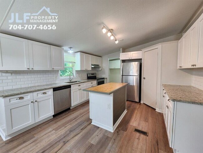 Building Photo - Spacious 4/2 Home in Concord!
