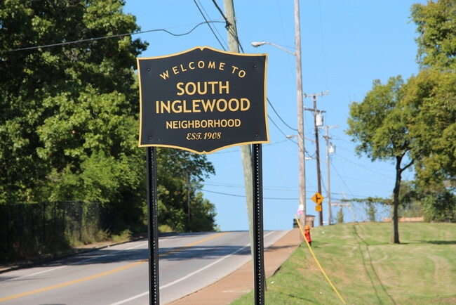 Building Photo - 1 Bedroom Renovated Duplex Unit - Great Lo...