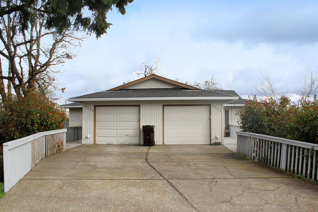 Primary Photo - West Linn 2 Bedroom Duplex With Quality Up...