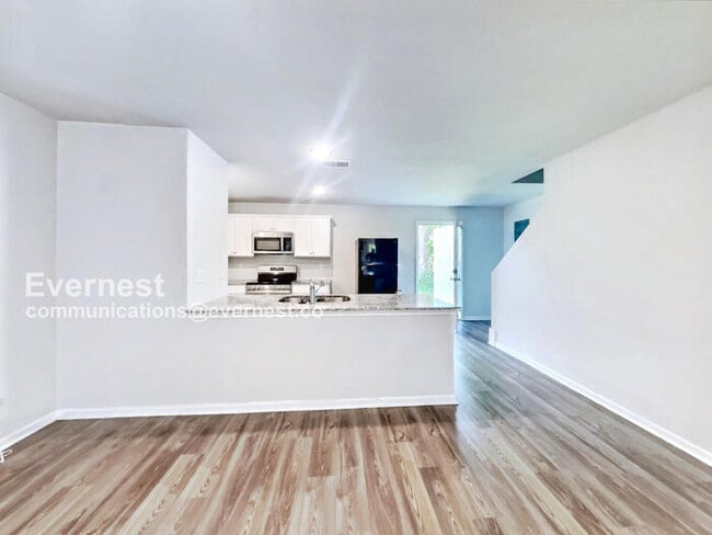 Building Photo - Lovely 3-Bedroom Home with Modern Amenitie...