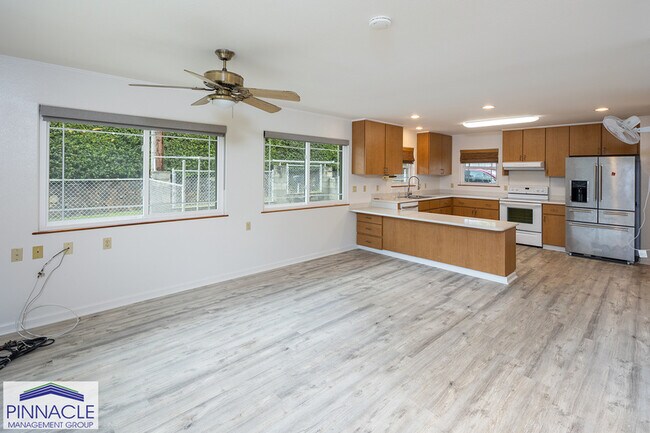 Foto del edificio - 3329 Woodlawn Dr
